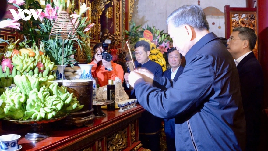 Party leader To Lam commemorates national ancestors Hung Kings in Phu Tho